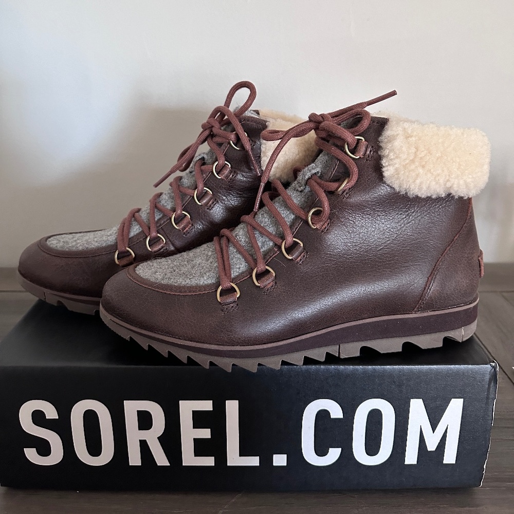 BRAND NEW!  Sorel Harlow Lace Cozy Bootie